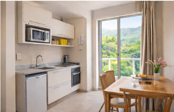 Kitnet para temporada em Ubatuba com cozinha equipada, praticidade e conforto para sua estadia.